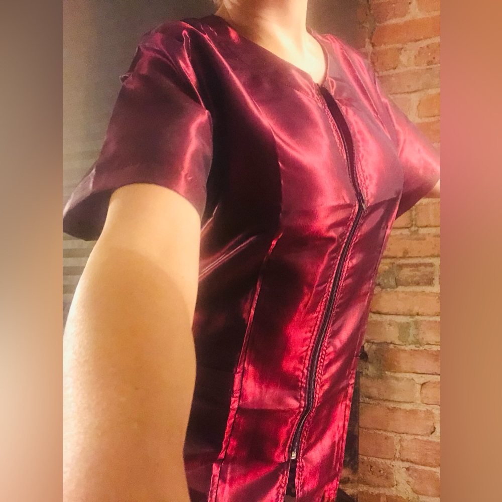 Burgundy short sleeves stylist jacket with zipper and pockets